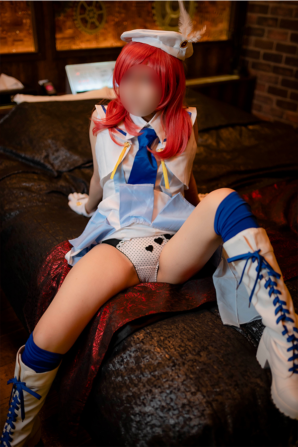 ラブライブ！西木野真姫のコスプレでパンティを見せるコスプレイヤー