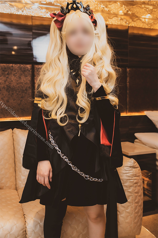 FGOエレシュキガのコスプレでポーズをとるコスプレイヤー