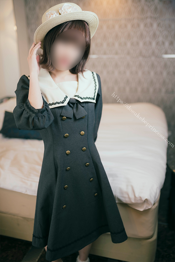 お嬢様風のロリータ服を着てポーズをとる女の子