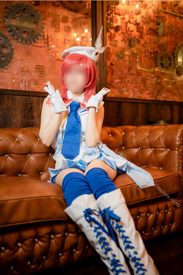 ラブライブ！西木野真姫のコスプレでポーズをとるコスプレイヤー