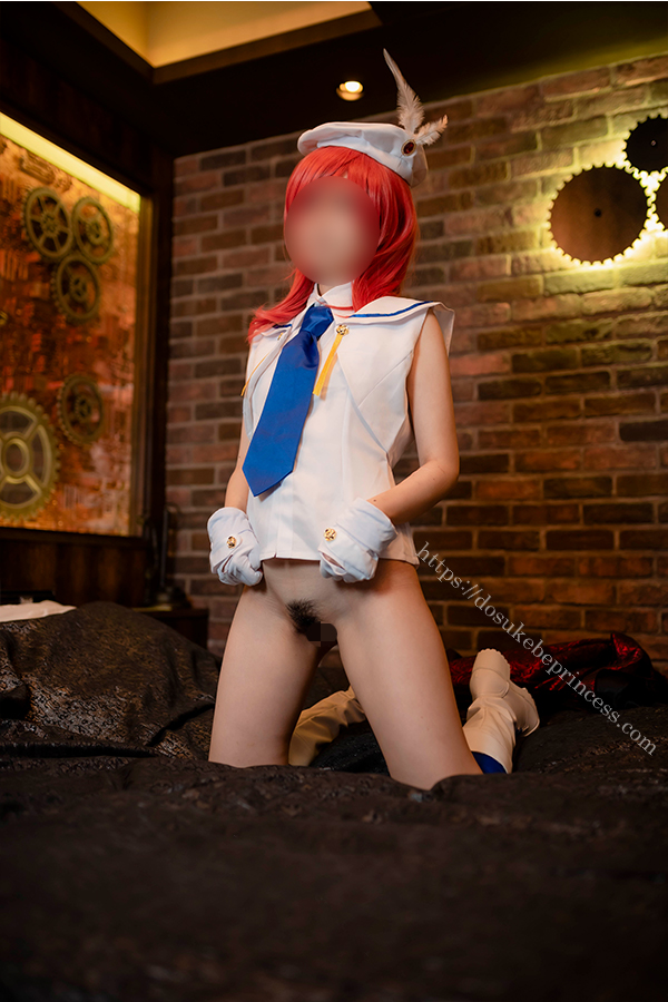 ラブライブ！西木野真姫のコスプレで下半身を丸出しにしたコスプレイヤー