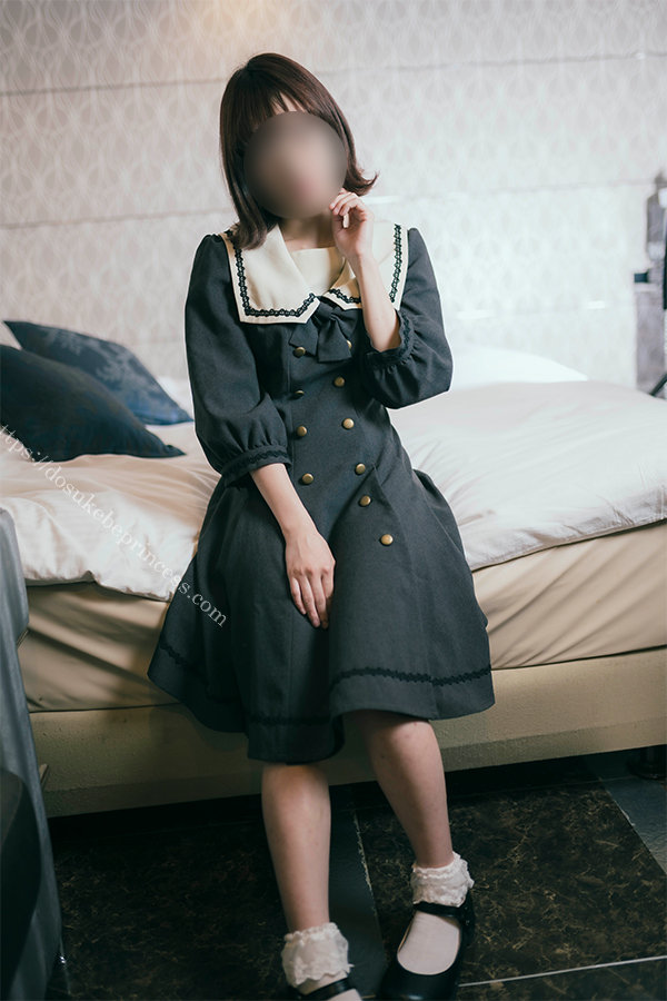 お嬢様風のロリータ服でポーズをとる女の子