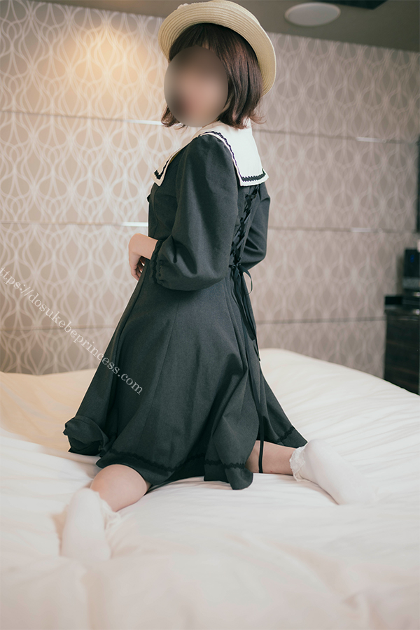 お嬢様風のロリータ服でポーズをとる女の子