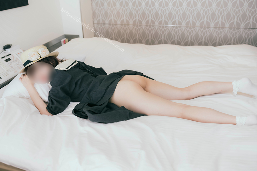 お嬢様風のロリータ服でお尻を見せる女の子