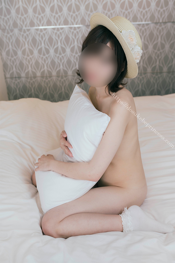 裸でポーズをとる女の子