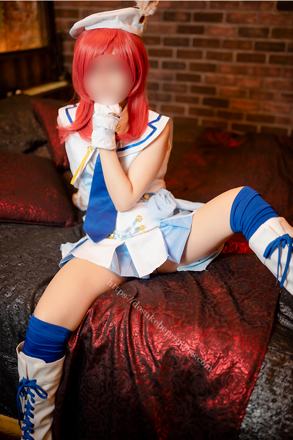 ラブライブ!西木野真姫のコスプレでポーズをとるコスプレイヤー