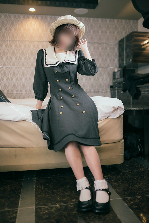 お嬢様風のロリータ服を着てポーズをとる女の子