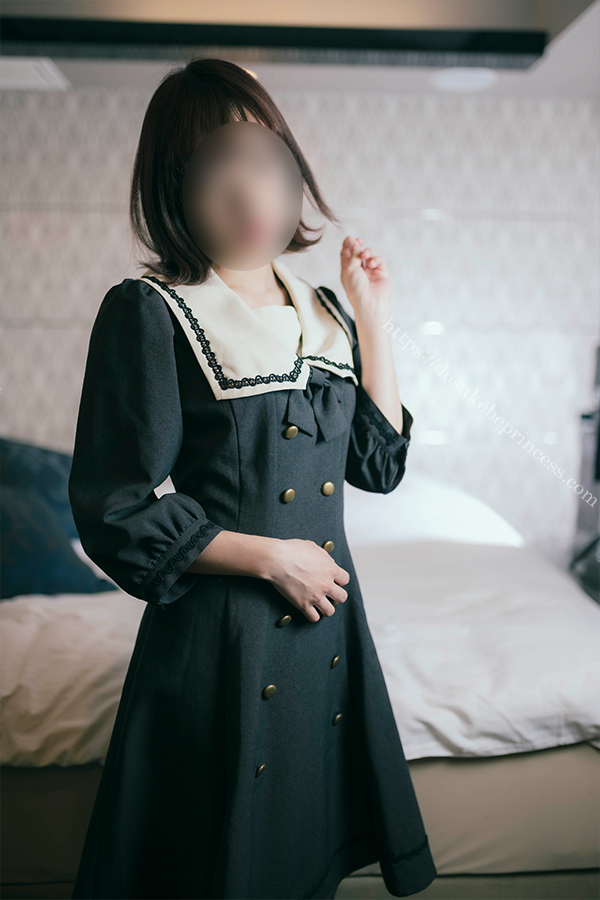 お嬢様風のロリータ服を着てポーズをとる女の子