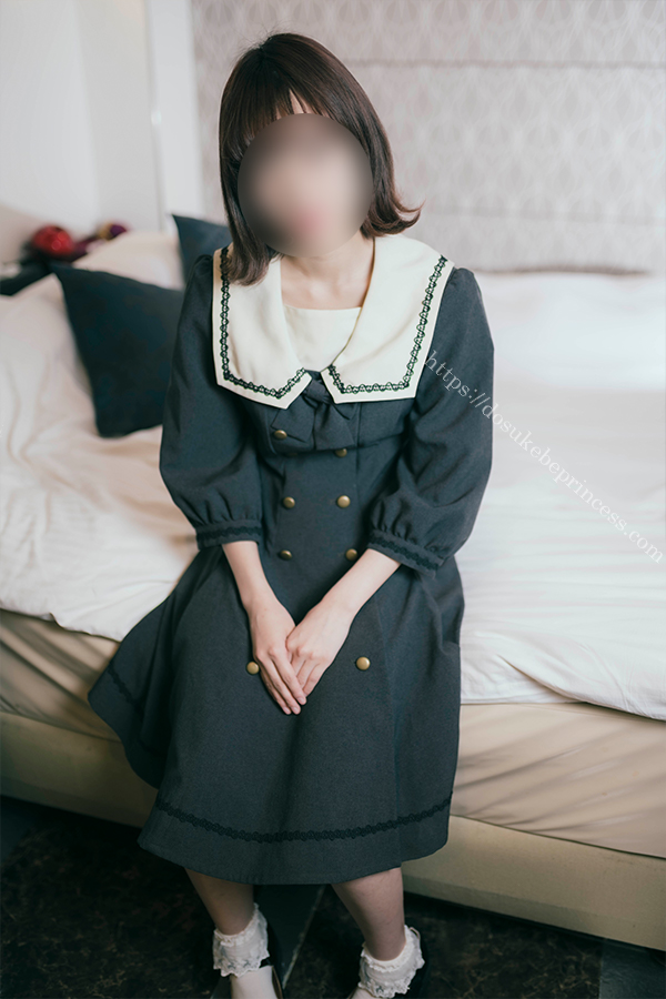 お嬢様風のロリータ服を着てポーズをとる女の子