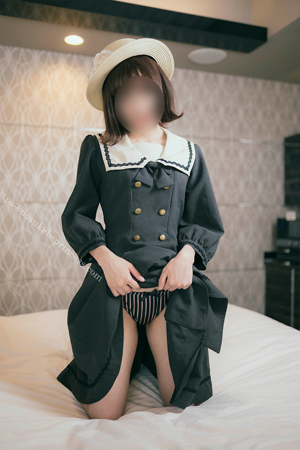 お嬢様風のロリータ服を着てパンティを見せる女の子