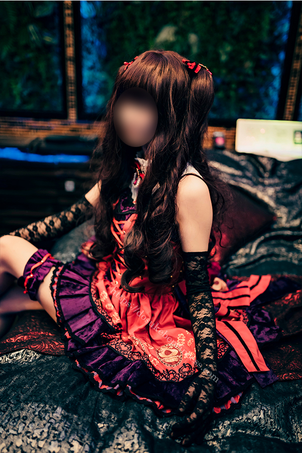 アイドルマスターシンデレラガールズ一之瀬志希のコスプレでポーズをとるコスプレイヤー