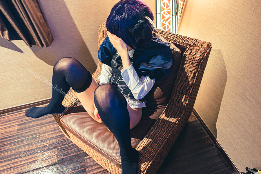 ピンクローターでオナニーをするコスプレイヤー