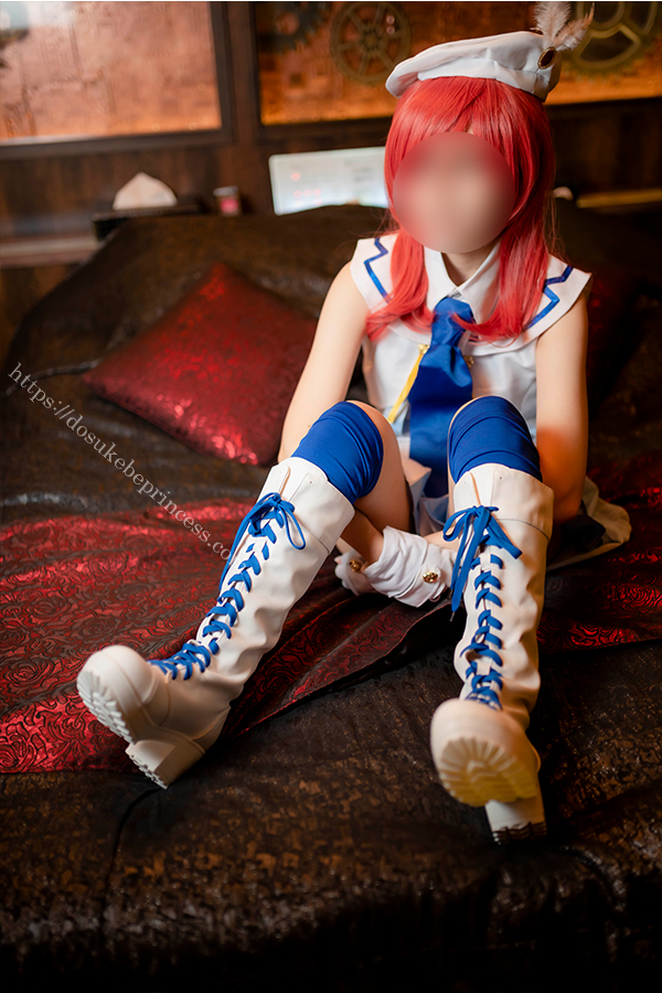 ラブライブ!西木野真姫のコスプレでポーズをとるコスプレイヤー