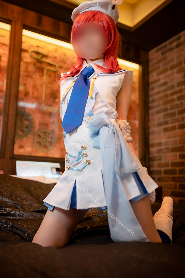 ラブライブ!西木野真姫のコスプレでポーズをとるコスプレイヤー