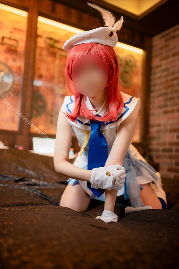 ラブライブ!西木野真姫のコスプレでポーズをとるコスプレイヤー