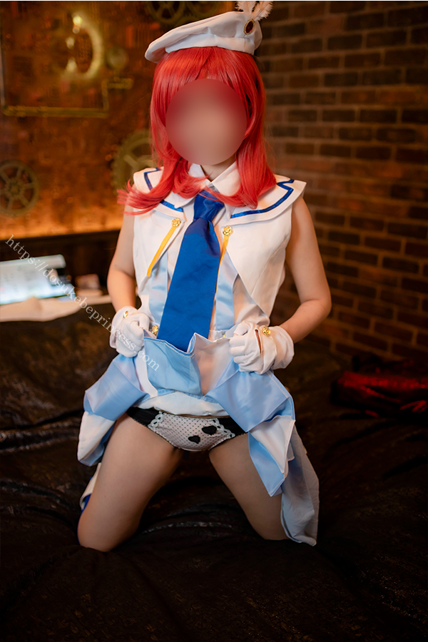 ラブライブ!西木野真姫のコスプレでパンティを見せるコスプレイヤー