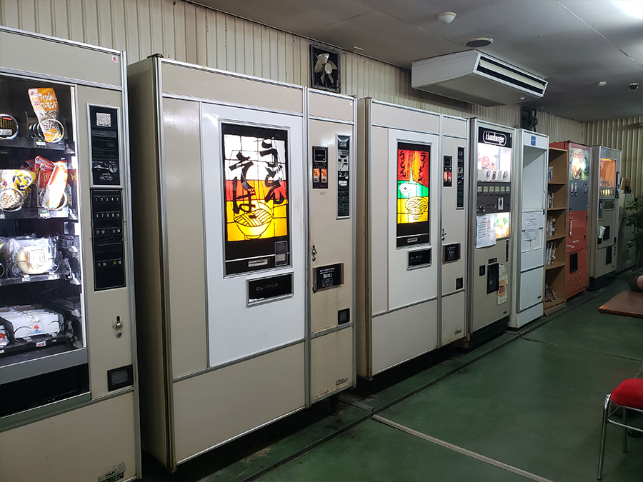 オレンジハット藪塚店の店内に並ぶレトロ自販機