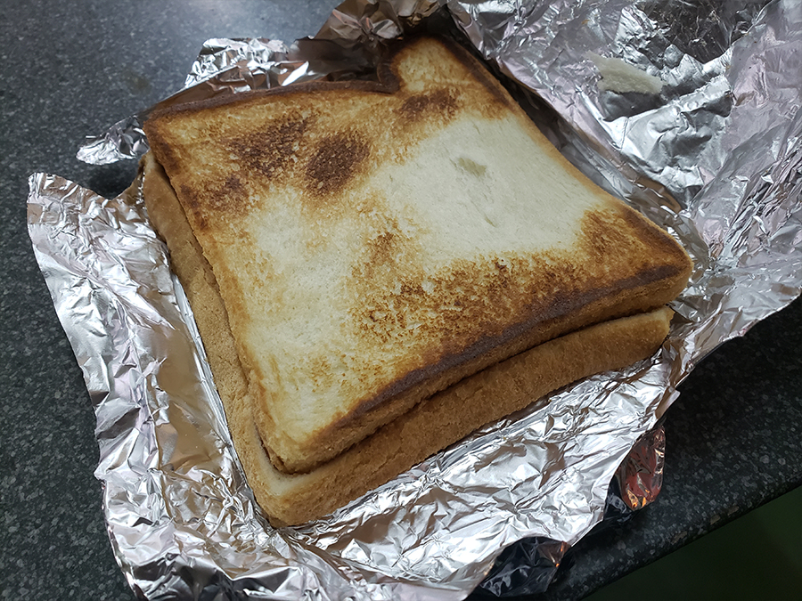 オレンジハット藪塚店の店内の自販機から出てきたトースト