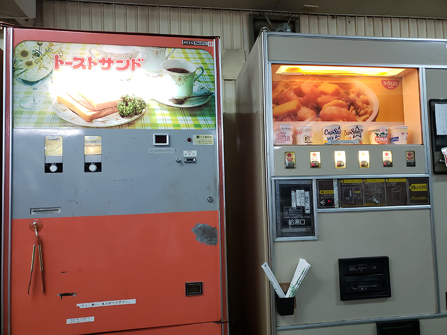 オレンジハット藪塚店の店内に並ぶレトロなトーストの自販機