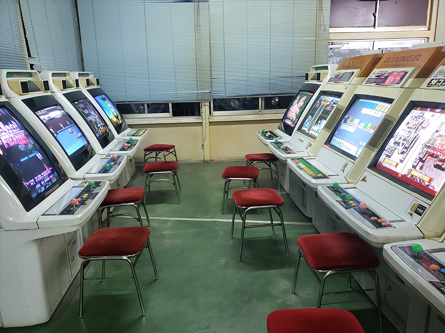 オレンジハット藪塚店の店内に並ぶレトロなゲーム機