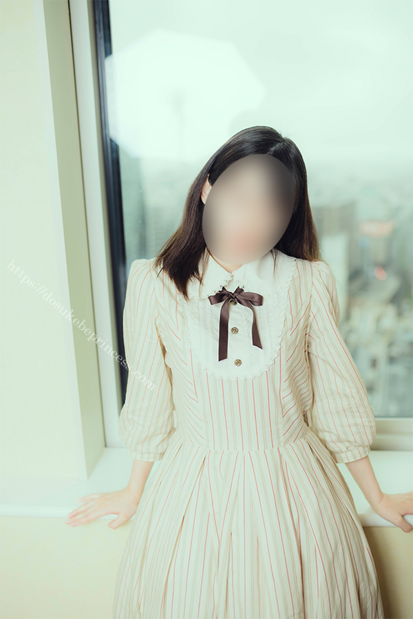 クラロリのロリータ服を着てポーズをとる女の子