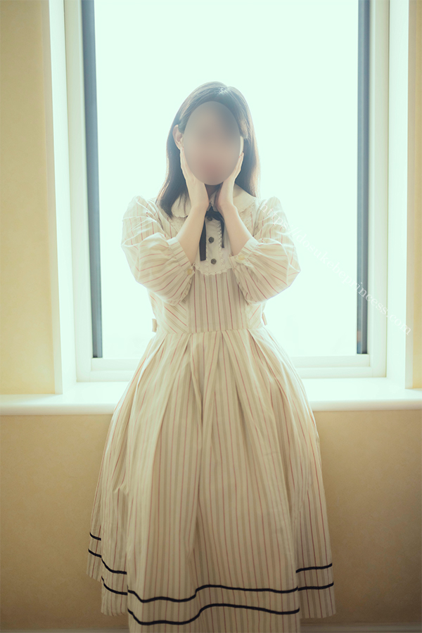 クラロリのロリータ服を着てポーズをとる女の子