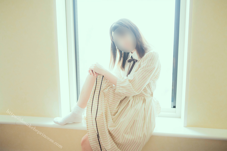 クラロリのロリータ服を着てポーズをとる女の子