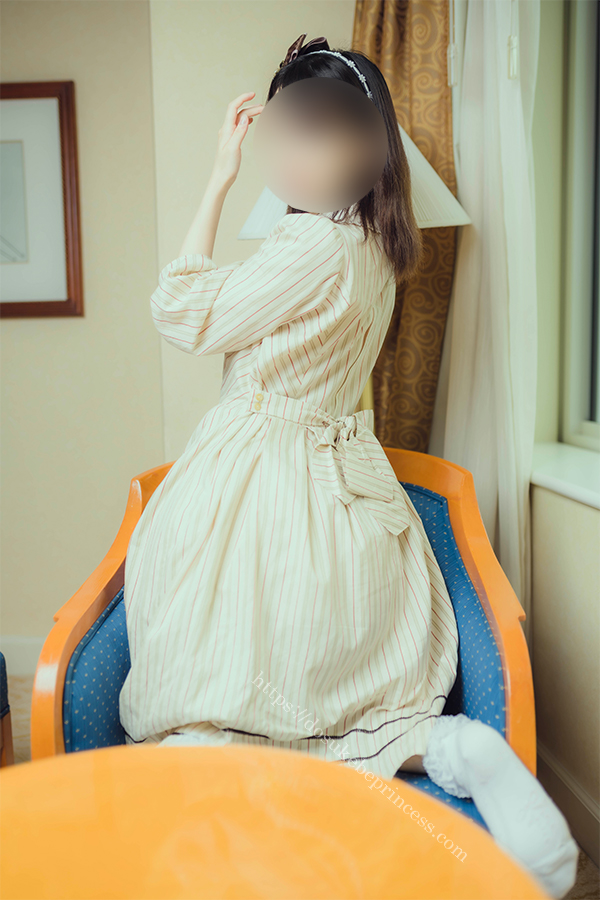 クラロリのロリータ服を着てポーズをとる女の子