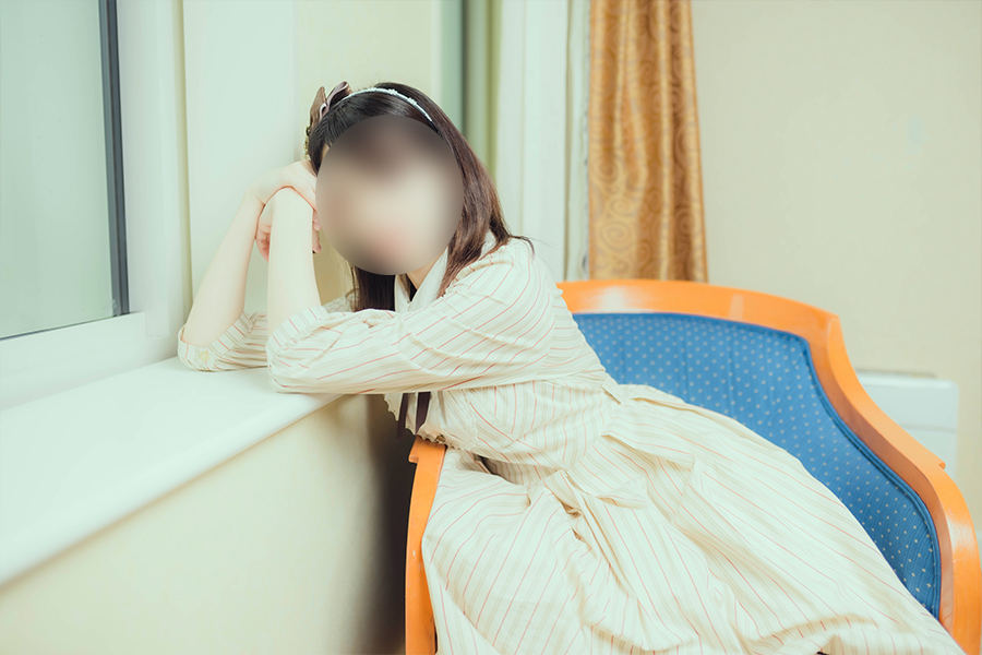 クラロリのロリータ服を着てポーズをとる女の子