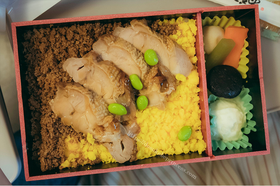 新幹線の中で駅弁を食べる