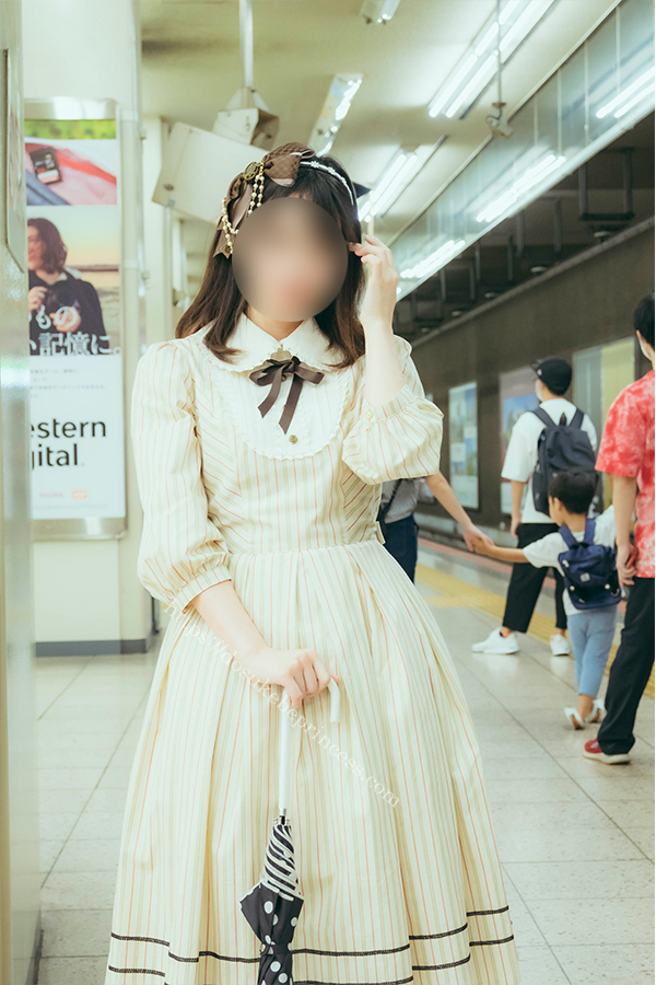 近鉄名古屋駅のホームでポーズをとるロリータ服の少女
