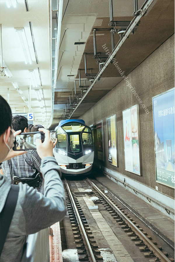 近鉄名古屋駅のホームに入ってくる特急しまかぜ