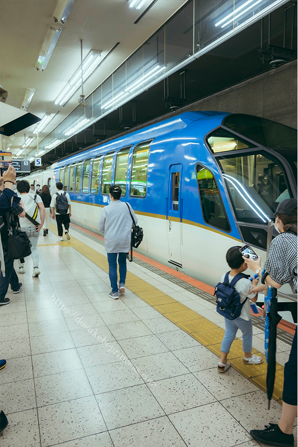 近鉄名古屋駅のホームに停まっている特急しまかぜ