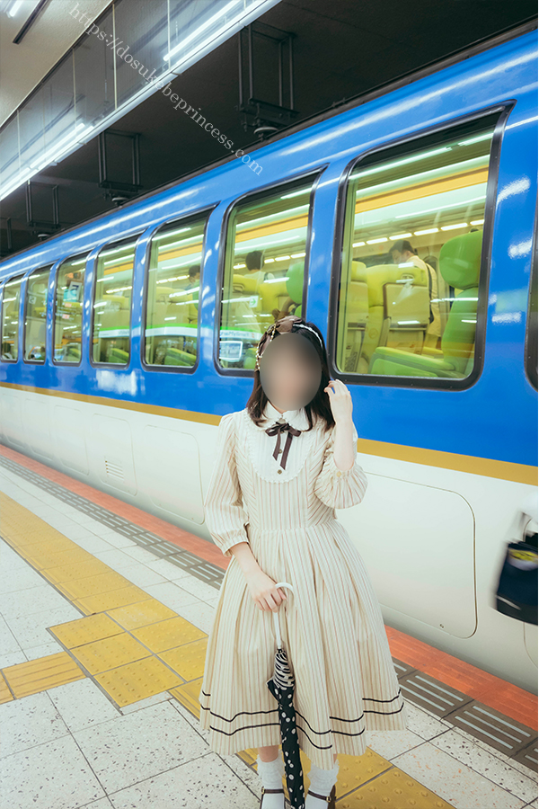 特急しまかぜの前でポーズをとるロリータ服の少女