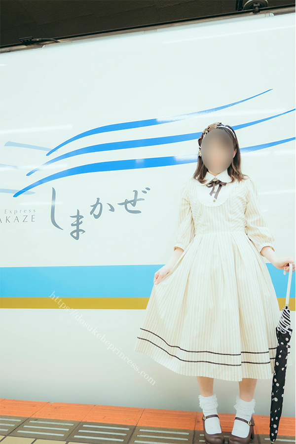 特急しまかぜの前でポーズをとるロリータ服の少女
