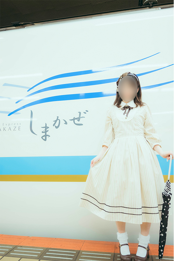 特急しまかぜの前でポーズをとるロリータ服の女の子