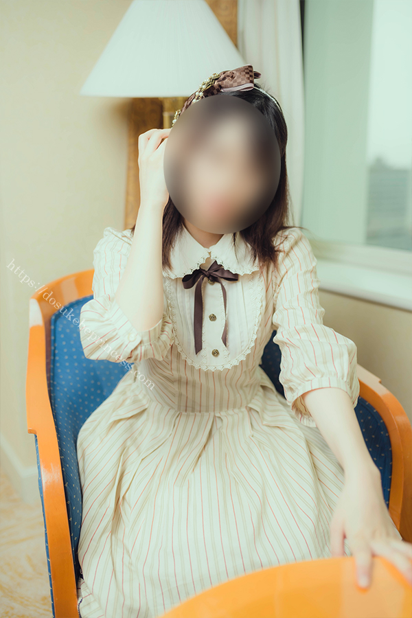 クラロリのロリータ服を着てポーズをとる女の子