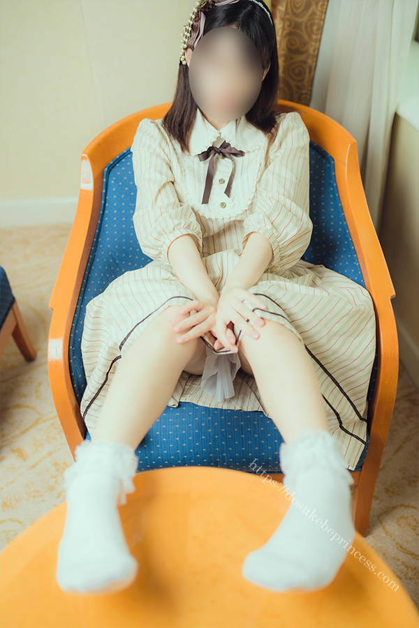 クラロリのロリータ服を着てポーズをとる女の子