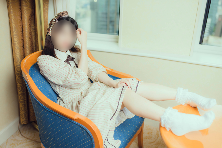 クラロリのロリータ服を着てポーズをとる女の子