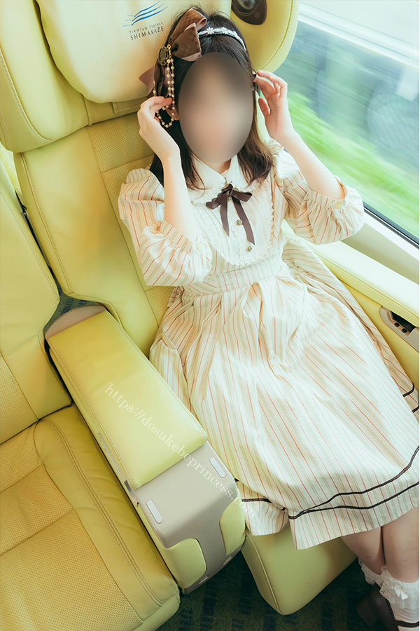 特急しまかぜの座席に座るロリータ服を着た女の子