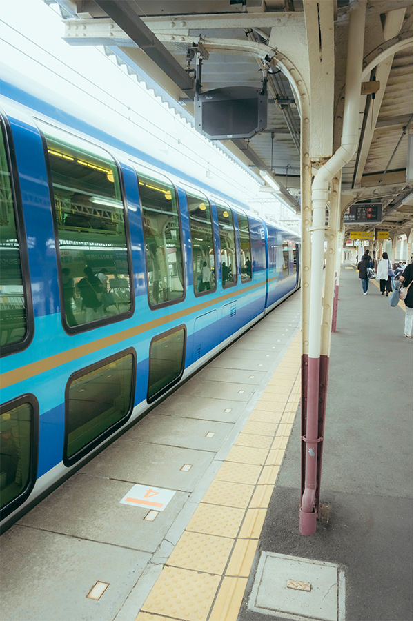 伊勢市駅のホームに停まる特急しまかぜ