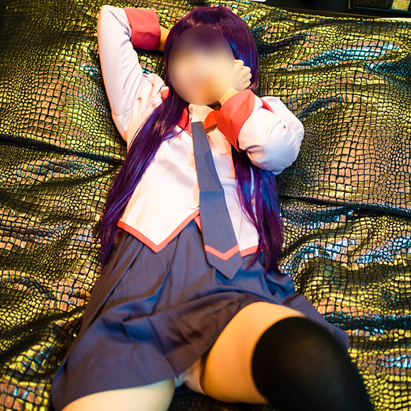 戦場ヶ原ひたぎのコスプレでポーズをとるコスプレイヤー