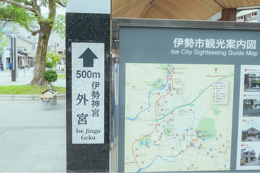 伊勢市駅から伊勢神宮外宮に向かう