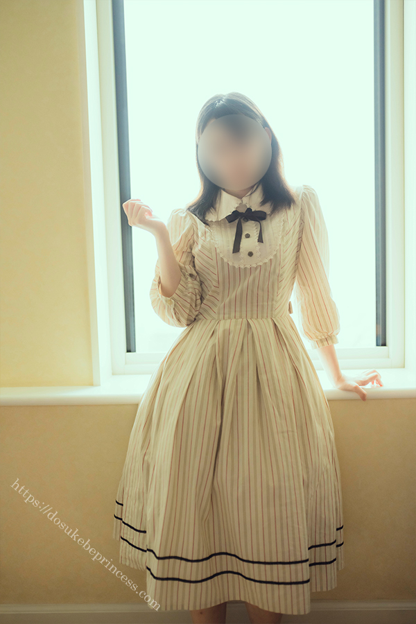 クラロリのロリータ服を着てポーズをとる女の子
