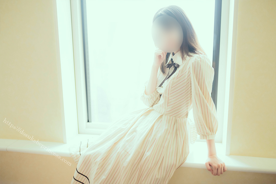 クラロリのロリータ服を着てポーズをとる女の子
