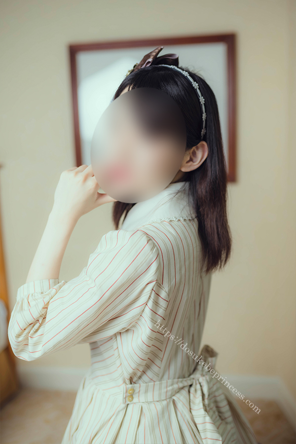 クラロリのロリータ服を着てポーズをとる女の子
