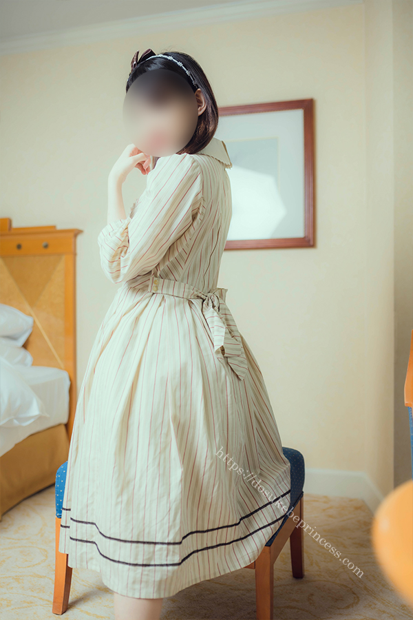 クラロリのロリータ服を着てポーズをとる女の子