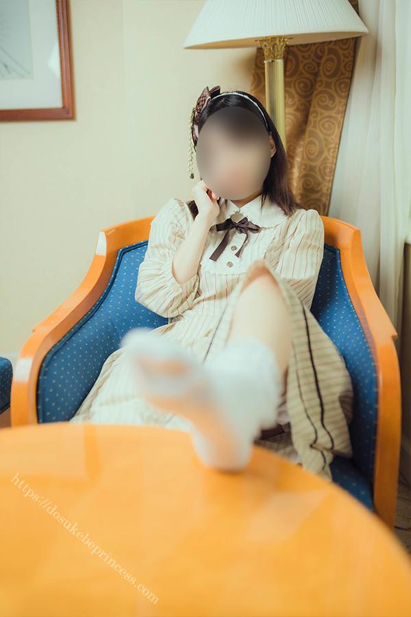 クラロリのロリータ服を着てポーズをとる女の子