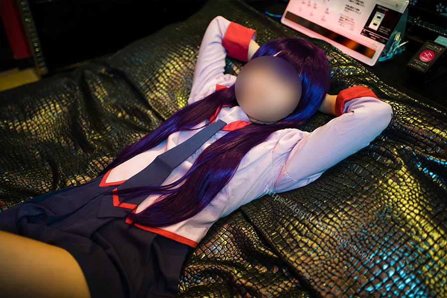 化物語戦場ヶ原ひたぎのコスプレでポーズをとるコスプレイヤー