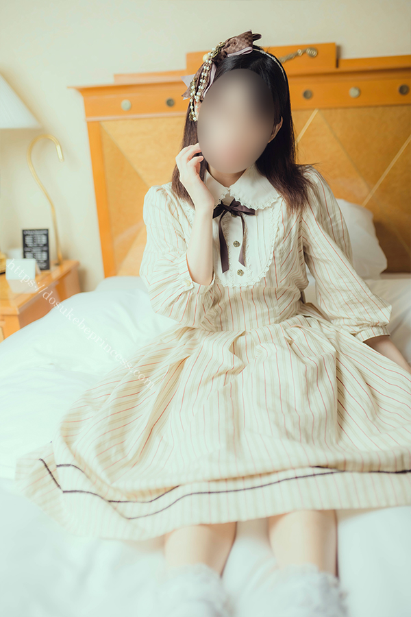 クラロリのロリータ服を着てポーズをとる女の子